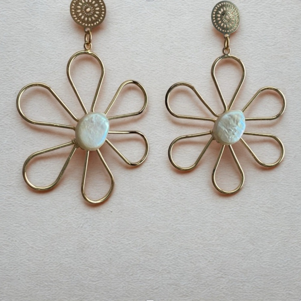 Chic Gold and Pearl Floral Earrings